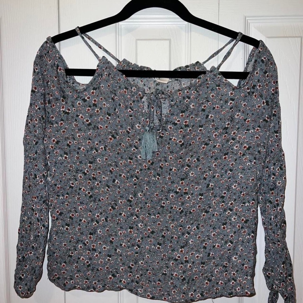 Off the shoulder long sleeve womens top

Brand: Aéropostale
Size: small
